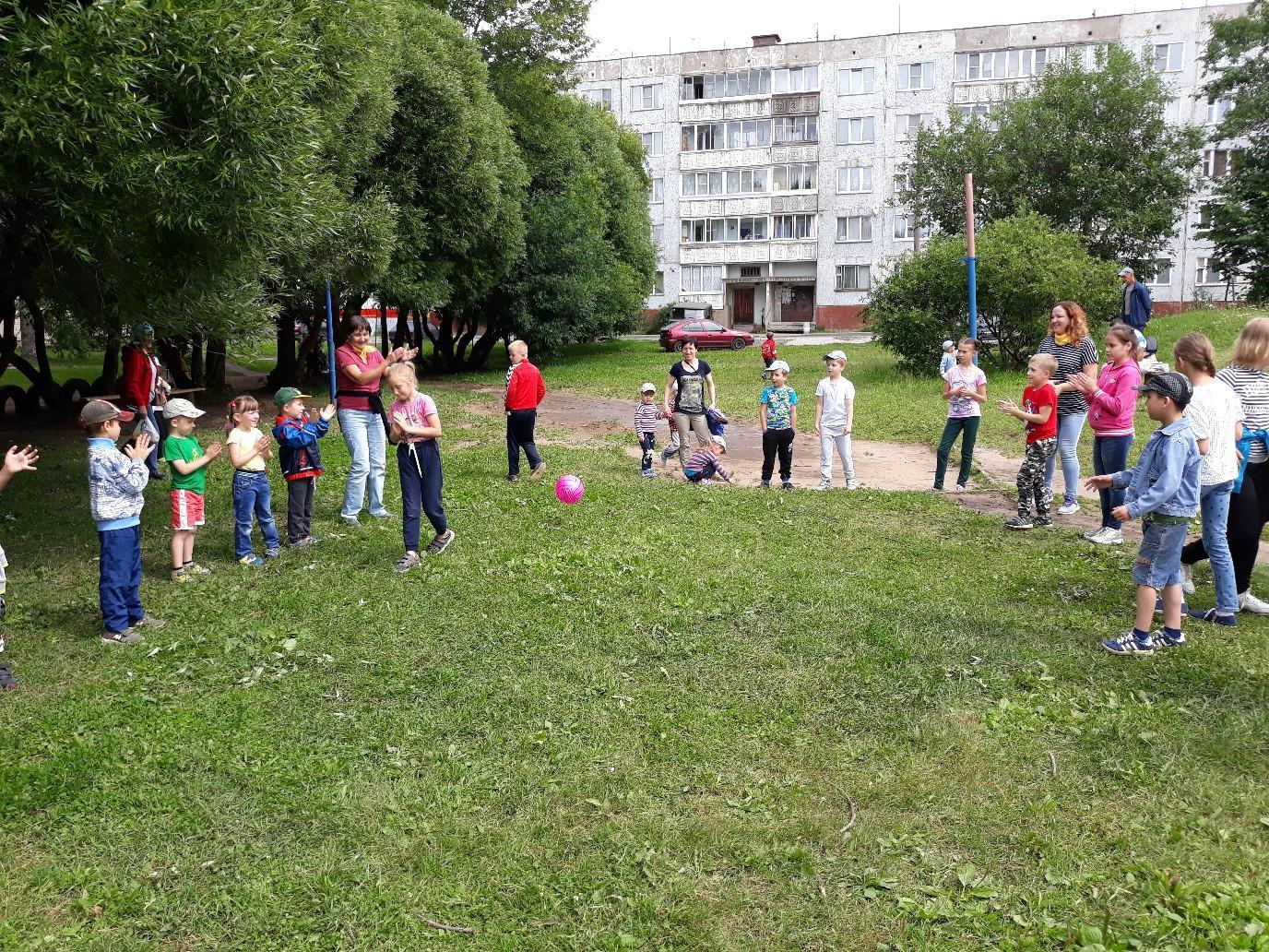 Жители района Коминтерновский поиграли в дворовые игры — Фонд «Вятская  соборность»